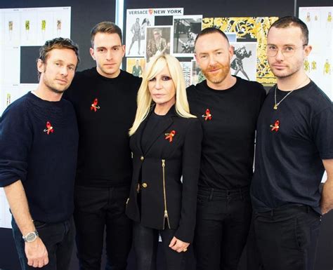 versace donatella torna normale|donatella versace a team.